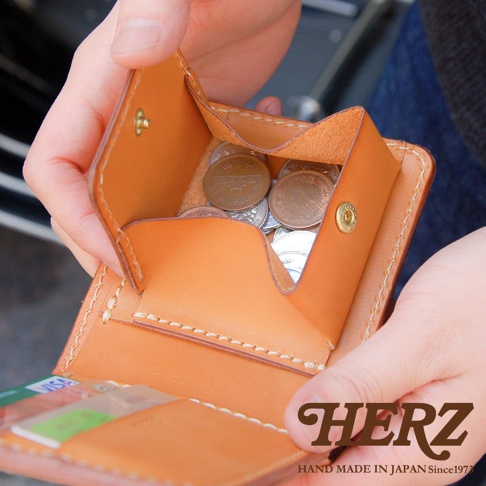 職人手作皮革經典雙折短夾 WS-8，展示經典棕色皮革材質，內有零錢、信用卡，設計簡約實用。