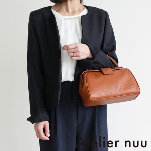 Atelier nuu 品牌標誌下的褐棕色皮革迷你手提包