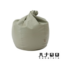 淺灰綠色皮革懶骨頭沙發，玉子造型，頂部有打結設計，整體呈飽滿圓潤的球狀，適合居家休閒使用。