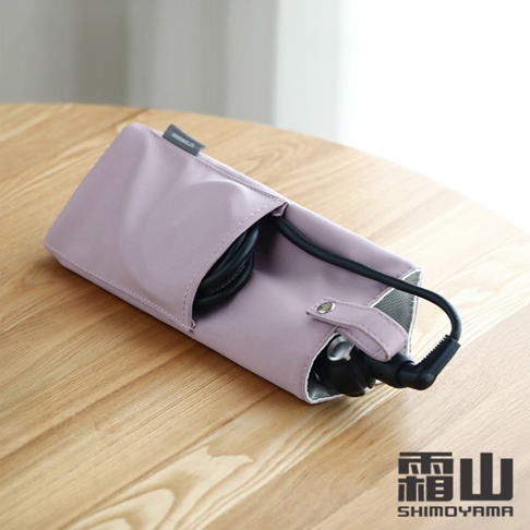 淺紫色皮革隔熱收納袋，可收納捲髮棒或電棒燙，內側有銀色隔熱材質，附有按扣固定。