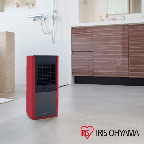 經典紅與灰配色，簡約長方形陶瓷電暖器，頂部為黑色網狀出風口，底部為灰色面板，擺放在浴室地板上。