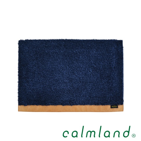 Ward Robe M 尺寸玄關地墊，深藍色絨毛材質，底部有一條淺棕色邊緣，右下角有 Ward Robe 品牌標籤。