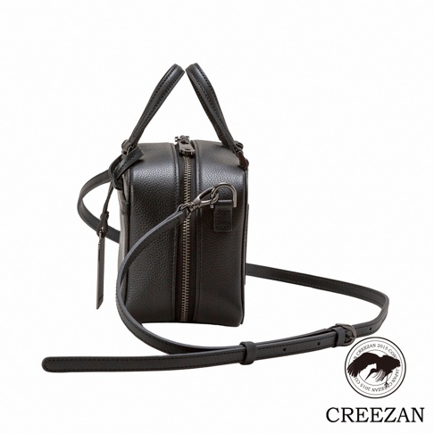 JETTER 迷你箱型包 CJTF-038，黑色荔枝紋皮革材質，設有雙提把、拉鍊開口及可拆卸斜背帶，風格簡約。