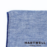 今治復古丹寧風雙織柔感浴巾，以藍色與白色交織的織紋呈現，邊緣飾有深藍色滾邊，質地細緻，柔軟親膚。