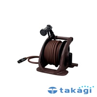 棕色塑膠捲盤上纏繞著棕色軟管，頂部配有黑色灑水噴頭。軟管一端連接黑色快速接頭。