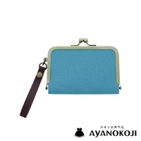 休閒風格的藍色帆布橫式口金包，附有皮革手腕帶