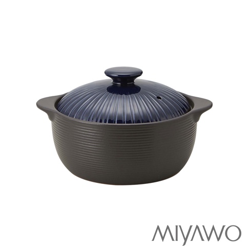 IH系列7.5號陶土湯鍋，鍋身為霧面深灰色，帶有細緻的橫向紋理；鍋蓋為深藍色，表面有放射狀的溝槽紋路，中央有圓形提把及一個排氣孔。