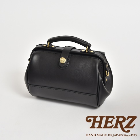 黑色皮革口金醫生包，配有金色金屬扣和提把，風格復古，適合單肩攜帶，展現職人手作質感。