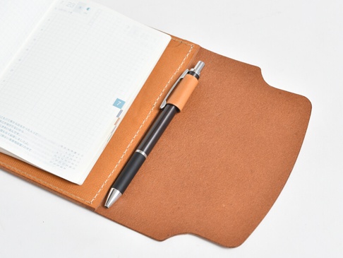 手帳カバーには必須のペン差し。ペンによっては入らない場合もあります。その際はクリップをペン差しに付ける形でお使い下さい。