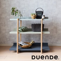 MARGE SHELF 3 三層置物收納架，採用淺灰綠色層板與淺木色支架，搭配深灰色底座。收納架上擺放著綠植、玻璃瓶、盆栽、音響、罐子、編織籃、木碗及雜誌等裝飾品。