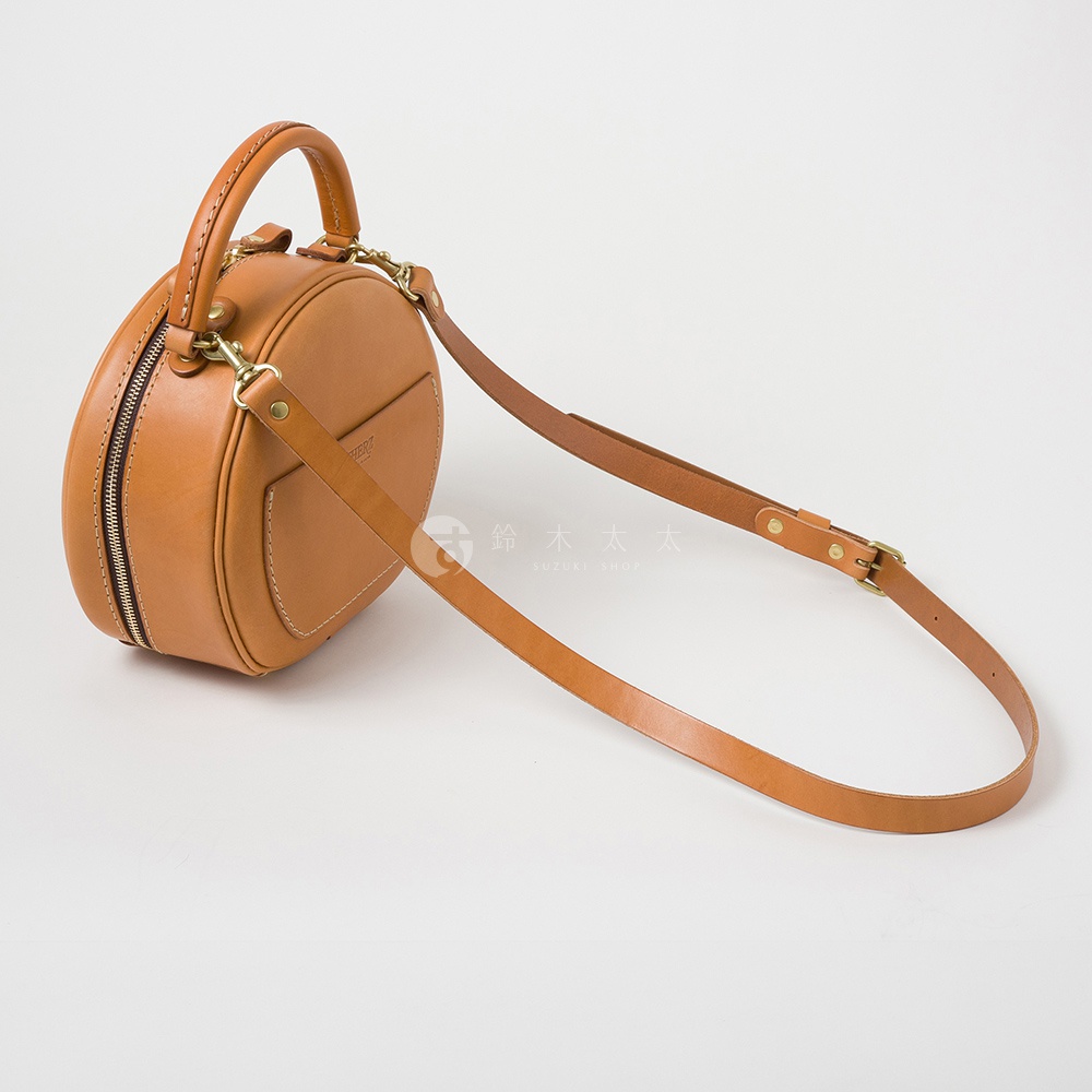 日本HERZ職人手作皮革兩用圓形包，棕色軟皮革，設有手提把與可拆卸斜背帶，拉鍊開口，側面有口袋。