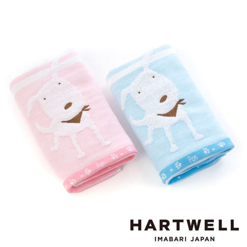 今治純棉條紋紗布浴巾，粉紅色與淺藍色，繡有白色卡通小狗圖案，小狗繫著褐色領巾，浴巾邊緣有白色小狗腳印圖案。