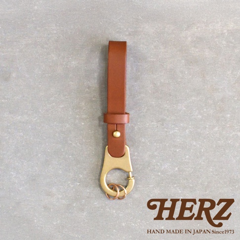 職人手作皮革鑰匙圈，採用棕色皮革與黃銅色金屬掛鉤，可掛多個鑰匙環。