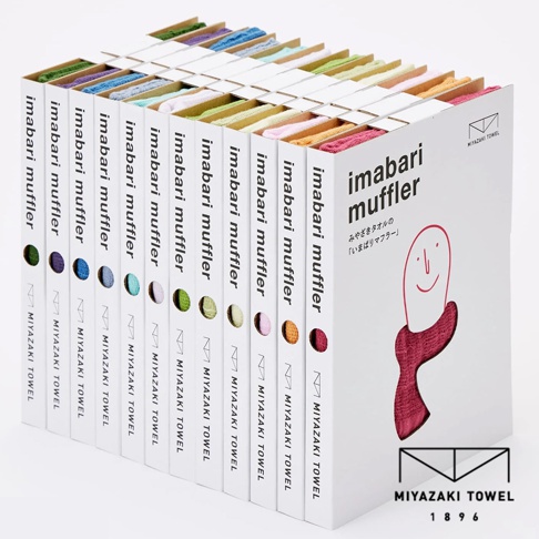 今治匹馬棉雙色圍巾，一排展示多種顏色，包括綠、紫、藍、綠、粉、黃、紅等，質感柔軟，適合各式搭配。