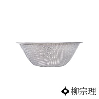 一個銀色不鏽鋼網狀瀝水盆，盆壁帶有細密網孔，邊緣向外翻折。