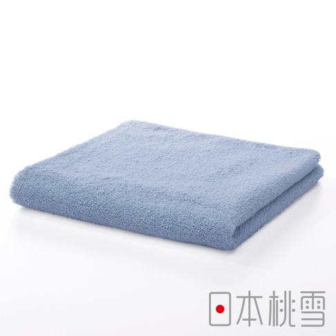 一條淺藍色的精梳棉飯店毛巾，質地柔軟，呈現蓬鬆的毛圈，在白色背景上展示。