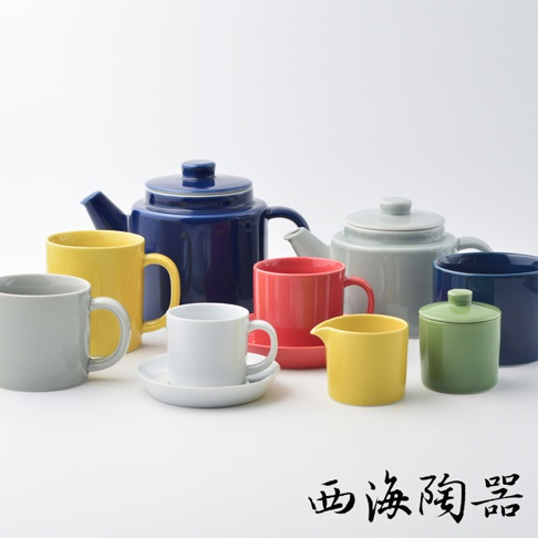 多個陶瓷杯、茶壺、奶盅和糖罐，顏色包含藍色、灰色、黃色、紅色、綠色和白色，風格簡約。