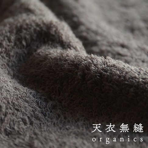 灰色匹馬棉毛巾，特寫蓬柔細緻的長纖材質，呈現自然的紋理與光澤。