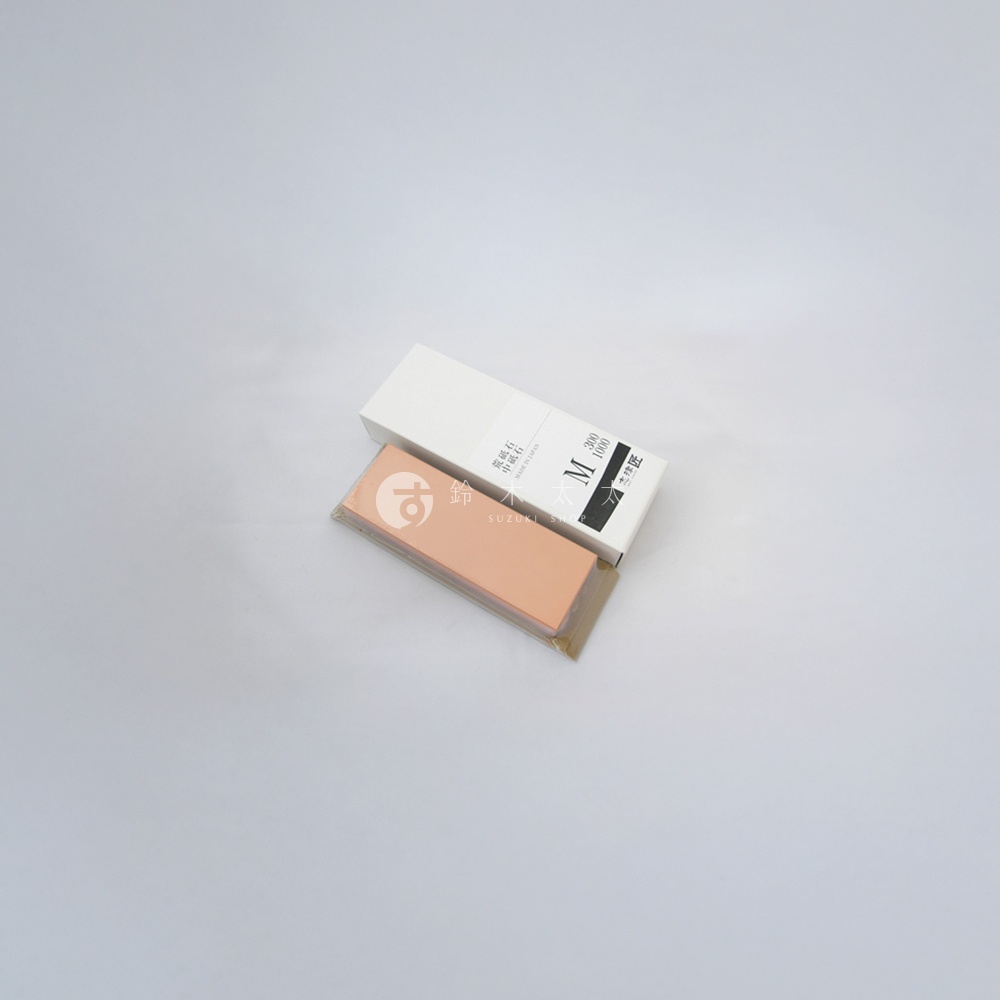 志津匠 M 300 / 1000 磨刀石，內含兩面不同粗細的砂輪，一側是300號，另一側是1000號。