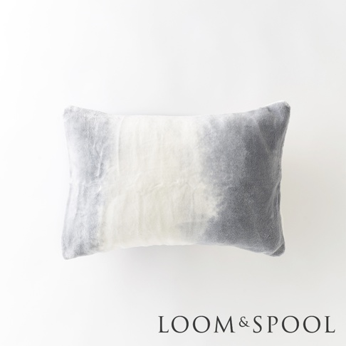抗菌短絨舒柔枕套，採用漸層暈染設計，從中間的白色向兩側過渡到淺灰色，枕套材質柔軟。