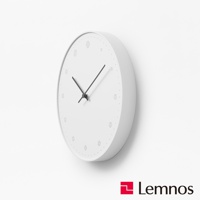 白色圓形壁掛時鐘，簡約設計，黑色時針、分針和秒針，錶盤上以細點和圓形標記顯示十二個小時刻度。