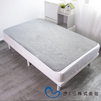 單人備長炭防潮床墊，灰色，鋪設在白色床架上，床墊材質觸感柔軟，邊緣有細緻的滾邊，整體呈現簡約的居家風格。