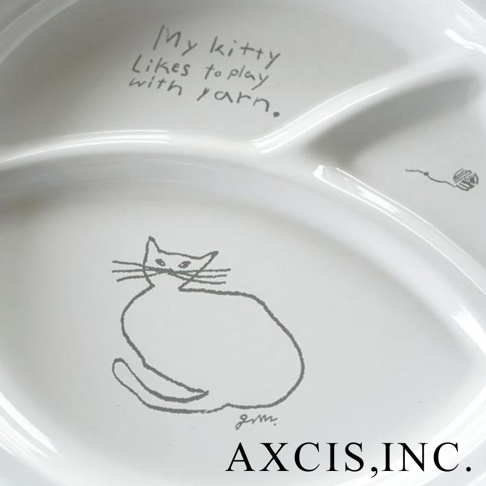白色琺瑯分隔餐盤，印有線條繪製的貓咪圖案、一團毛線球及英文文字「My kitty likes to play with yarn.」。