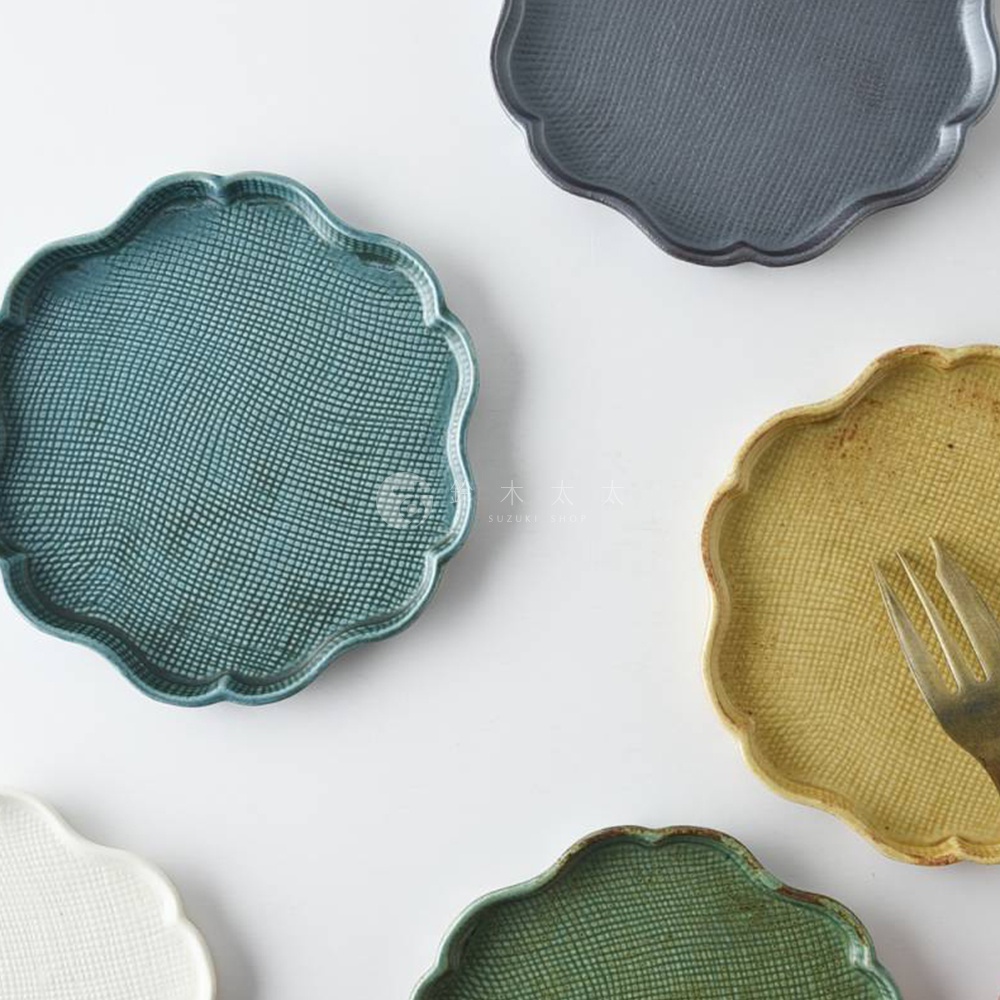 美濃燒花型甜點盤，表面帶有細緻網格紋理，共有灰、藍綠、黃、綠、白五色，造型簡約，適合盛裝各式甜點。