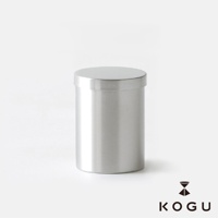 日製18-8不鏽鋼咖啡篩粉器，為銀色圓柱形帶蓋設計，表面光滑，適用於1-4杯咖啡沖泡。