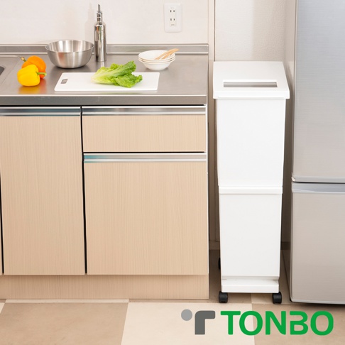 白色雙層垃圾桶，上方有長條形開口，下方為可分離式桶身，配有黑色小輪，能方便移動。