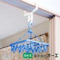 藍色方形晾掛組，附有數十個白色小夾子，透過藍色鏈條懸掛於白色門樑固定架上。