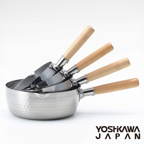 四個不鏽鋼單柄雪平鍋堆疊，鍋身帶有錘目紋，鍋柄為淺木色，鍋口邊緣有金屬圈連接鍋柄。