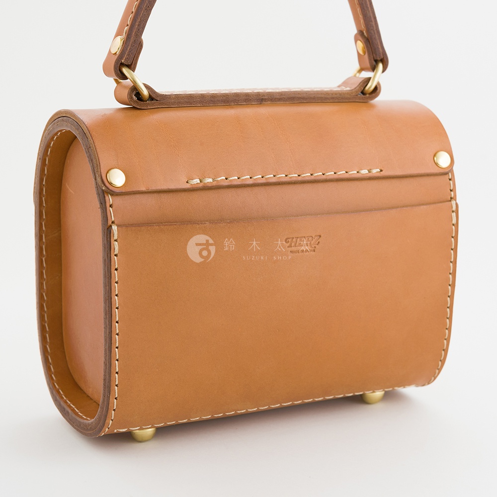 職人手作皮革復古杜勒斯手提包，採用棕色皮革，附有可拆卸提把、金色五金配件及品牌壓紋。