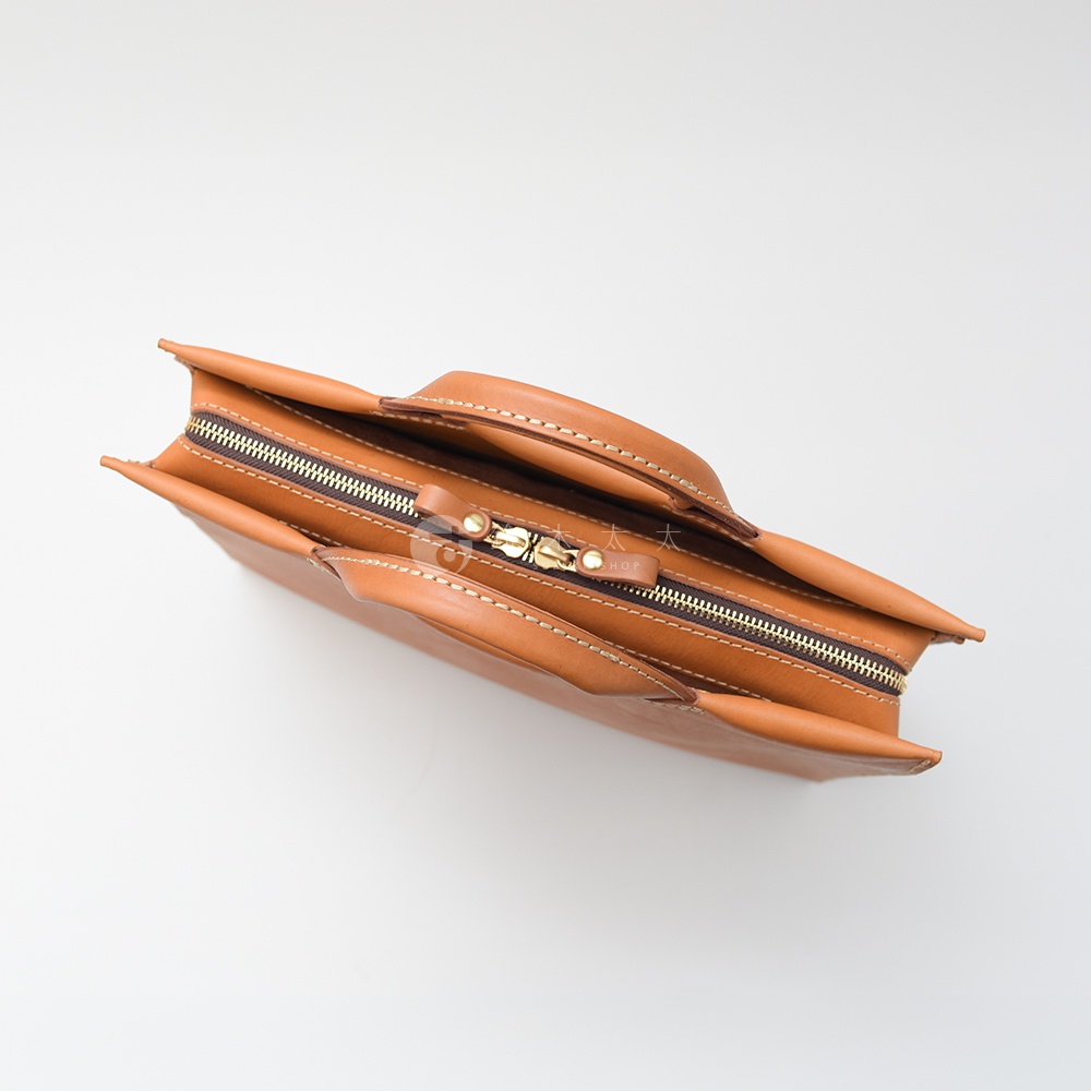 赫茲（HERZ） BW-104 簡約商務公事包，採用棕色皮革製作，配有金色拉鍊和提把，展現職人手作的質感。