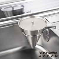 不鏽鋼圓錐形廚餘收納架，帶有附蓋的頂部和底部排水孔，固定在水槽邊緣。