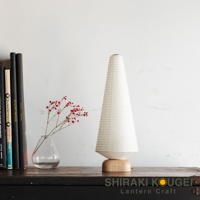 cocolan 八女迷你裝飾提燈，白色和紙材質，圓錐形燈罩，木質底座，旁邊有玻璃花瓶裝飾著紅色小漿果的細緻枝葉。