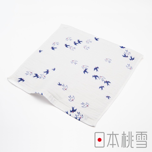 白色紗布方巾，印有藍色和紅色的小燕子圖案，材質柔軟，適合嬰幼兒使用。