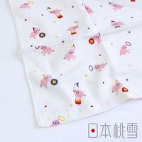 白色紗布毛巾，印有粉紅色小象圖案，小象們穿著馬戲團服飾，有的站立在小圓台上，有的套著呼拉圈，背景點綴著紅色、藍色和黃色的星星。