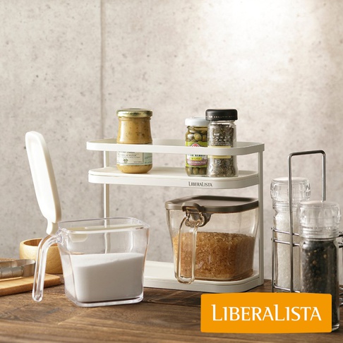 LIBERALISTA 品牌雙層調味料收納架，架上擺放多種罐裝調味料，下方有透明儲物罐和調味罐組。