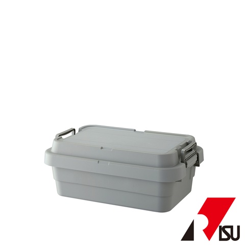 灰色塑膠可堆疊收納箱，附有提把和扣環，側面有層疊設計。