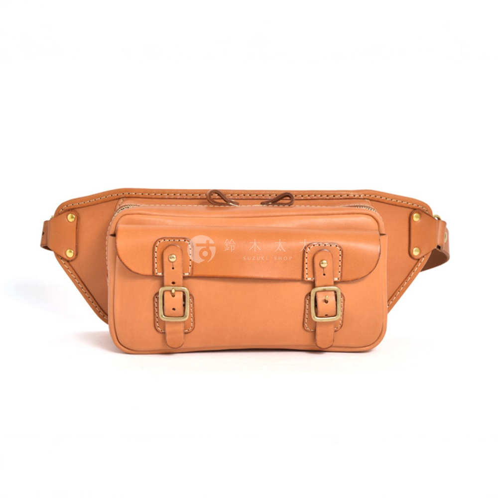 棕色皮革騎士隨身斜背包，設有兩個搭扣前袋、拉鍊開合和可調節腰帶。