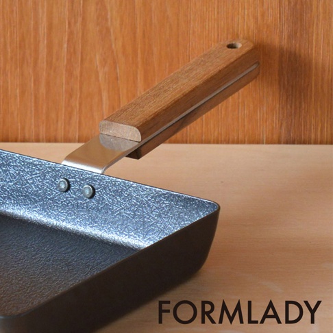 日製 ambai 玉子燒鐵鍋，黑色鍋身，表面有紋理，搭配原木色木柄。