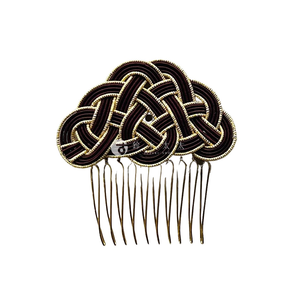 髮叉頂部飾有深紫色水引編織成的結，邊緣鑲有金色線條，搭配金屬細齒。