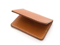 職人手作皮革雙折證件夾，淺棕色光滑皮革，手工縫線，簡潔設計。