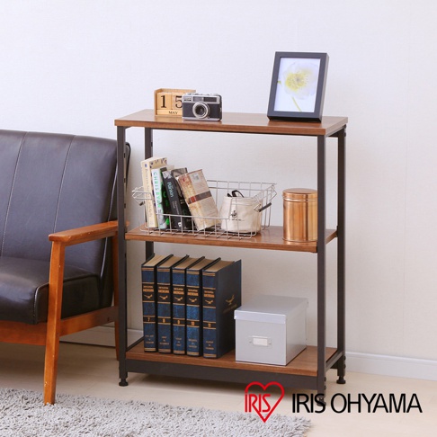 鐵木層架-三層寬型 SWR-6280，以木紋桌面與深色金屬框架構成，三層置物空間，擺放了書籍、相框、復古相機、收納籃與金屬罐，整體風格簡約。