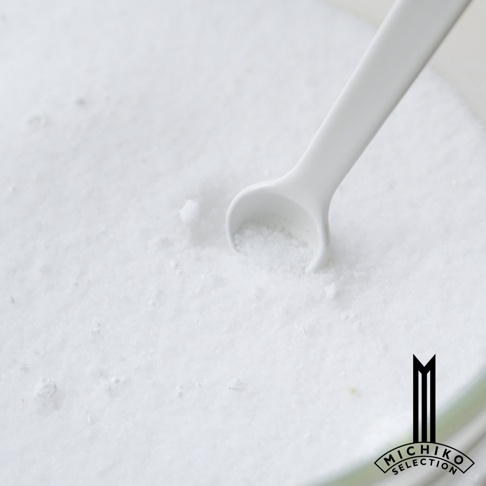 近拍白色粉末與白色量勺，底部有「MICHIKO SELECTION」標誌