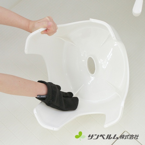 一隻穿著黑色織布清潔手套的手正在擦拭一個白色、光滑的塑膠盆。