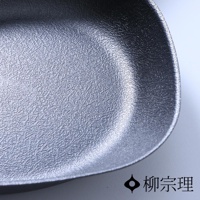 特寫展示一個灰色雙網紋單手鐵鍋的內部，鍋身有明顯的網狀紋理，材質為鐵。