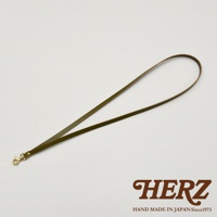 一條橄欖綠皮革製成的證件識別夾掛繩，附有金色旋轉鉤扣。