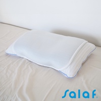 SALAF COOL 極致涼感透氣枕套，白色網狀織物表面，藍色滾邊，枕套置於白色床單上。